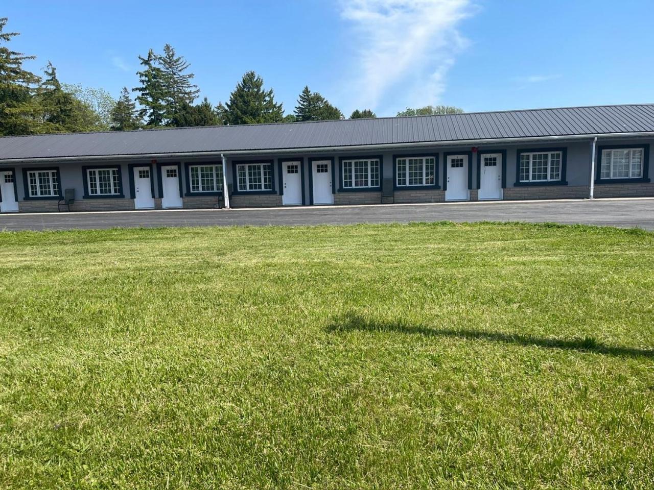 Miracle Motel Chatham-Kent Bagian luar foto